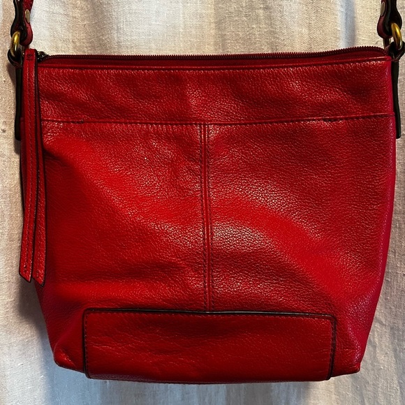 Leather Fossil Bag in red. Cross body. Gold hardware. Great classic bag. - Picture 3 of 9